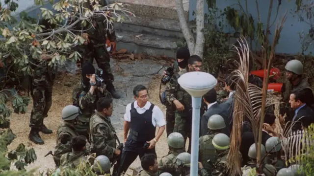 Go'aan adkaantii Fujimori waxaa ka dhashay tallaabooyiin adag oo uu ka qaaday rabshadihii ay wadeen mucaaradkii midigta fog.