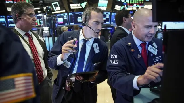 تستقطب أكبر بنوك وول ستريت الكثير من الكفاءات للانضمام إلى فرقها، رغم أن مستوى أداء الإدارات ينخفض إذا تجاوزت نسبة أصحاب الكفاءات فيها سقفا معينا