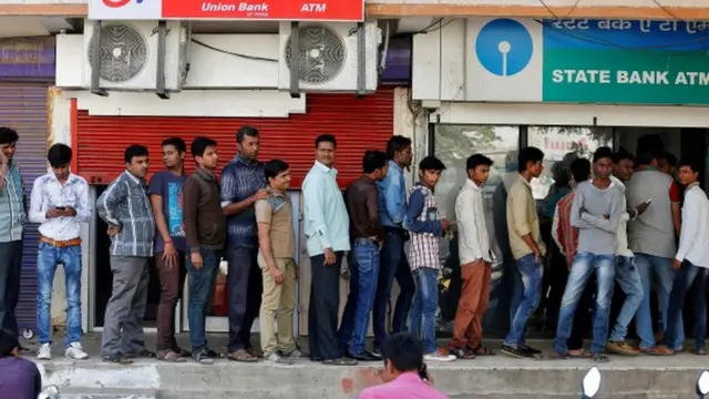 बैंक के सामने लाइन