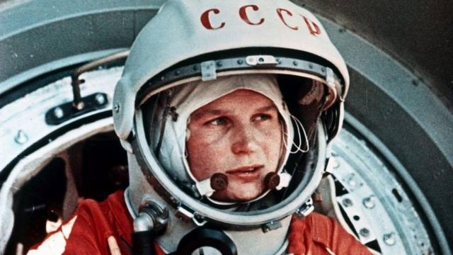 A cosmonauta soviética Valentina Tereshkova, a primeira mulher no espaço,ganhar dinheiro real na roletafrente à cápsula Vostok 6, junhoganhar dinheiro real na roleta1963