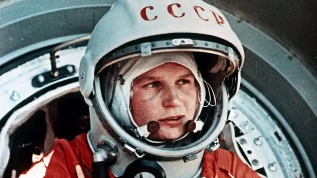 A cosmonauta soviética Valentina Tereshkova, a primeira mulher no espaço,jogo que da dinheiro de verdade no pixfrente à cápsula Vostok 6, junhojogo que da dinheiro de verdade no pix1963