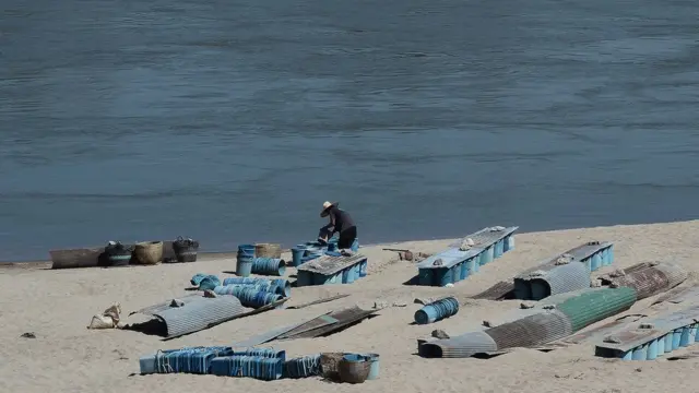 ชาวบ้านนำถั่วงอกที่ตนเองปลูกมาล้างที่ริมแม่น้ำโขงในช่วงเช้า