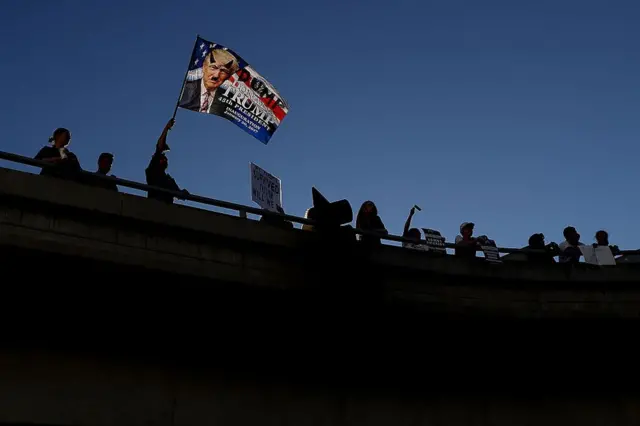 Personas protestan contra la orden ejecutiva del presidente Donald Trump en el aeropuerto de Los Ángeles, EE.UU.