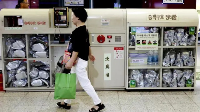 أقنعة غاز ومعدات طوارئ أخرى داخل أحد أنفاق العاصمة الكورية الجنوبية، سول