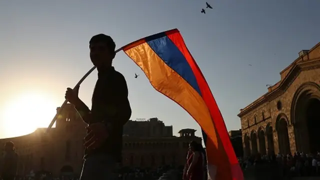 Ermənistan bayrağını tutan şəxs