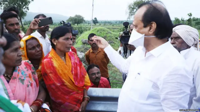 अजित पवार पूरग्रस्त भागाची पाहणी करताना.