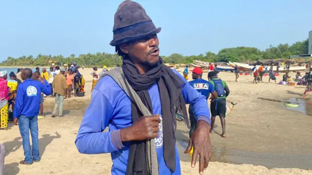 Un pêcheur sur la plage de Gunjur, en Gambie.