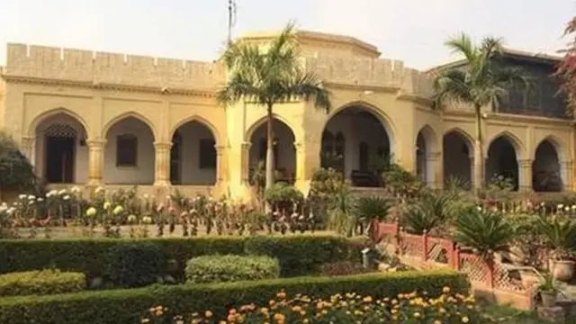 له ال انډیا راډيو ښکلې سندرې خپرېدې او فرمایشي پروګرامونو یې ډېر مینوال لرل.