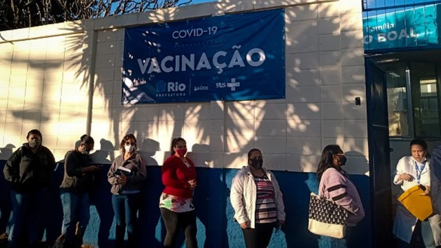 Fila para vacinação contra covid-19 no Rioblackjack offJaneiro