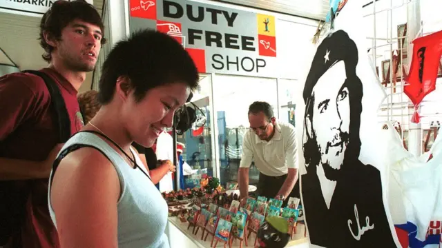 عکس چریکی که نماد مارکسیسم بود و ملهم جوانان انقلابی و منتقد به مصرف گرایی و کاپیتالیسم، در گذر زمان تبدیل شد به نمادی از مصرف گرایی جهانی