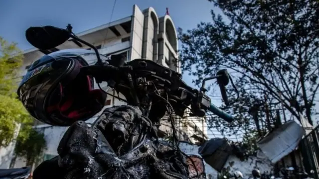 Kerusakan di luar Gereja Pantekosta Surabaya
