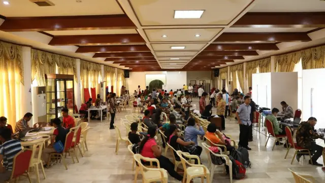 Ratusan warga keturunan Indonesia di Filipina mengantri untuk mendapatkan paspor di KJRI Davao