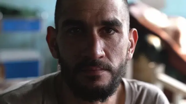 Муҳаммад Умар учоқ хизматкори бўлиб кўп давлатлар сафар қилгани, аммо Толибон келиши билан ишини йўқотганини айтади.