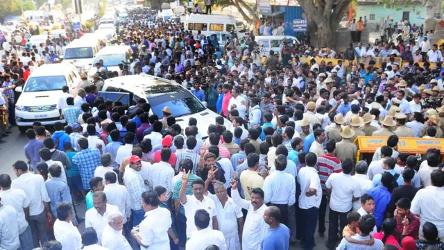 பெங்களூர் சிறை முன்பு திரண்ட கூட்டம்