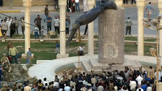 সাদ্দাম হোসেনের ভাস্কর্ষ ভেঙে ফেলা হচ্ছে।