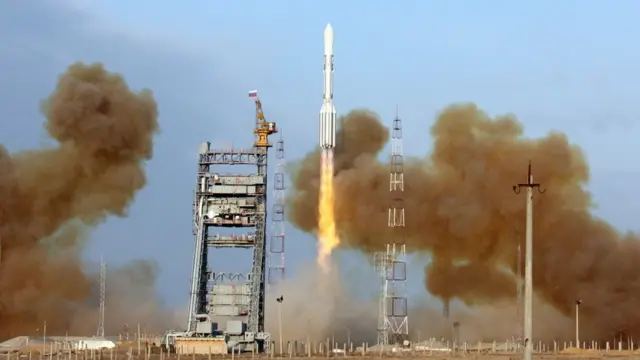 Старт российской ракеты-носителя с космодрома Байконур в Казахстане (14 декабря 2009 года)