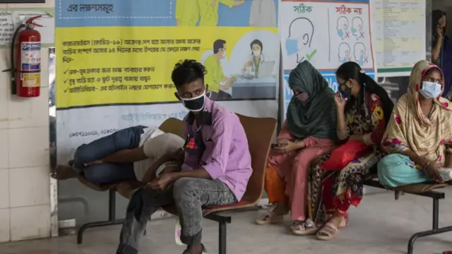 কোভিড-১৯ রোগী ভর্তির অপেক্ষায় স্বজনেরা