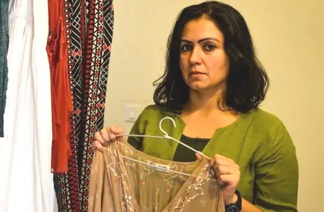 પોતાના જ ઘરમાં સતામણીનો ભોગ બનેલી સ્ત્રીએ દાનમાં આપેલા ડ્રેસ સાથે જાસ્મીન પથેજા.