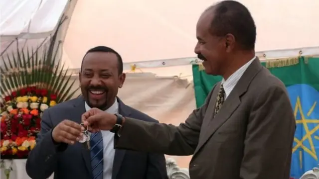 ቀዳማይ ሚኒስተር ኣቢይ ኣሕመድ ምስ ፕረዚደንት ኢሳይያስ ኣፈወርቂ ኣብ ጽምብል ዳግማይ ምክፋት ኤምባሲ ኤርትራ ኣብ ኣዲስ ኣበባ