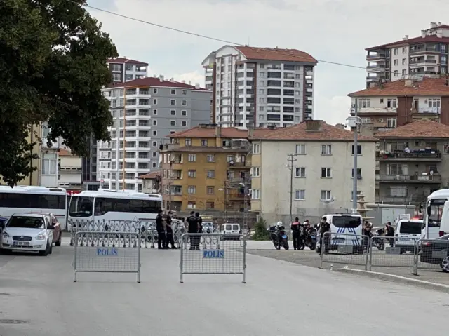 Ankara Battalgazi Mahallesi'nde bazı Suriyeli göçmenler ve mahalleli genç arasında çıkan kavga sonucu 18 yaşındaki Emirhan Yalçın bıçaklanarak hayatını kaybetti. Yüzlerce polis tarafından gün boyu giriş ve çıkışları kontrol edilen Battalgazi Mahallesi'nde Suriyeliler ve mahalleli arasında gerginlik hala sürüyor. Mahalle sakinlerinin çoğu, "Artık Suriyelileri burada istemiyoruz" diyor.