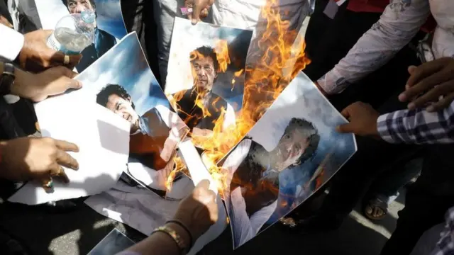 इम्रान खान यांचे पोस्टर जाळताना भाजपा कार्यकर्ते