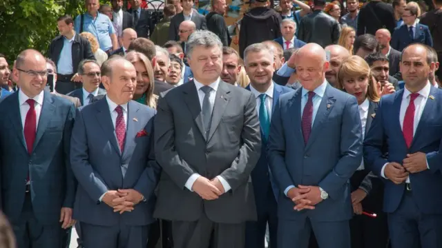Президент України Петро Порошенко, мер Стамбула (Туреччина) Кадір Топбаш, глава Одеської ОДА Максим Степанов, мер Одеси Геннадій Труханов під час урочистого відкриття Стамбульського парку в Одесі