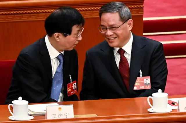 王滬寧(左)與李強(右)交談。