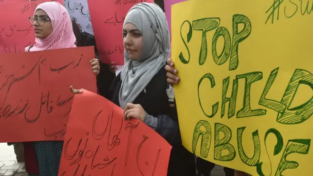 протестующие с транспарантами