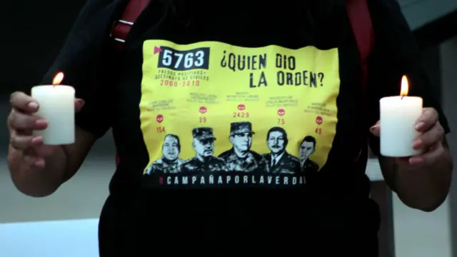 Una manifestante con una camiseta que dice ¿Quién dio la orden?
