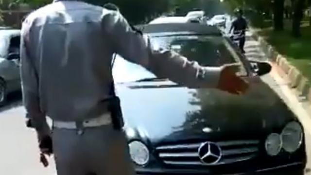 اسلام آباد میں خاتون اور ٹریفک پولیس کے درمیان جھگڑا چالان کے وقت کسی کی ویڈیو بنانا حقوق کے 