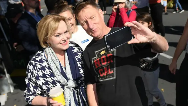 Un seguidor se toma un selfie con Judith Collins.
