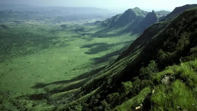 Dans la vallée du Grand Rift d'Afrique de l'Est, les plaques tectoniques continentales se séparent lentement.