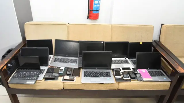 প্রতারণার কাজে ব্যবহার কিছু ল্যাপটপ জব্দ করা হয়েছে।