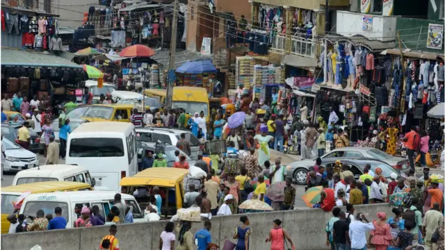 Ahịa dị na mpaghara Oshodi ebe ma mmadụ ma ụgbọala kwụ n'ahịrị