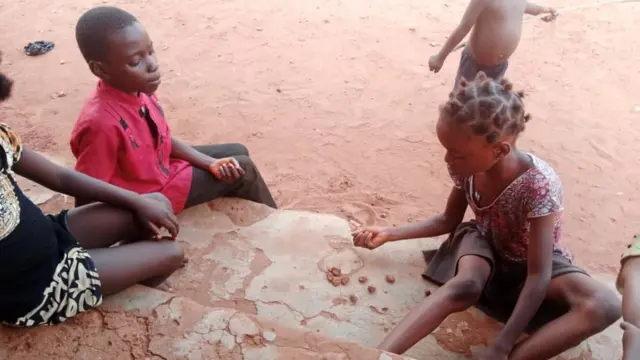 Ụmụaka na-awọ akwa