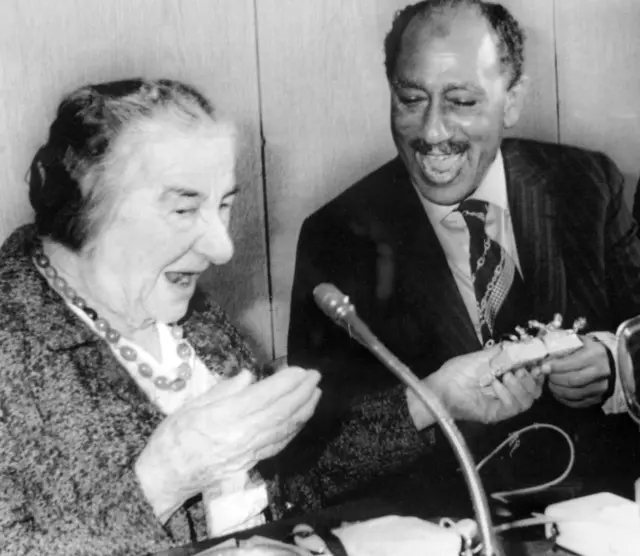 मिस्र के राष्ट्रपति अनवर अल-सदात के साथ गोल्डा मेयर