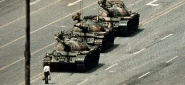 1989年6月5日,一名北京市民隻身阻擋坦克前進的照片震驚了世界,也成為"六四"事件的一個標誌。