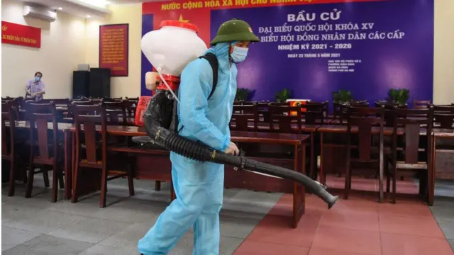 Một điểm bỏ phiếm được phun khử khuẩn