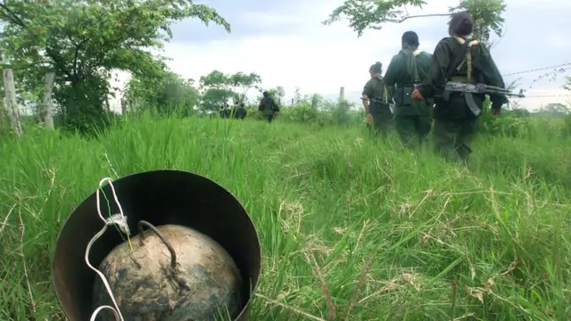 Explosivo casero, encontrado por soldados a su paso. Foto de 2002.
