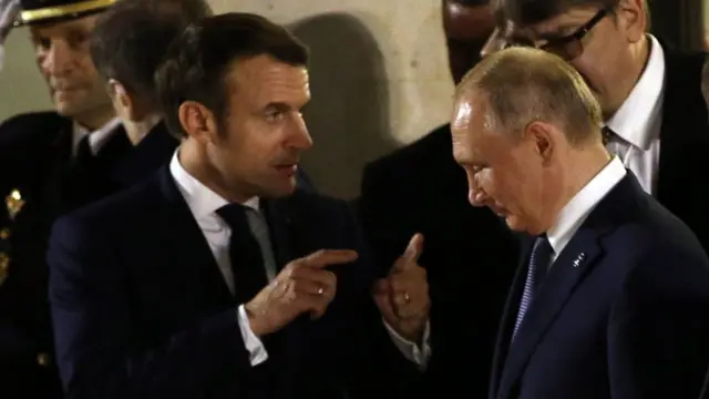 Президенты Макрон и Путин