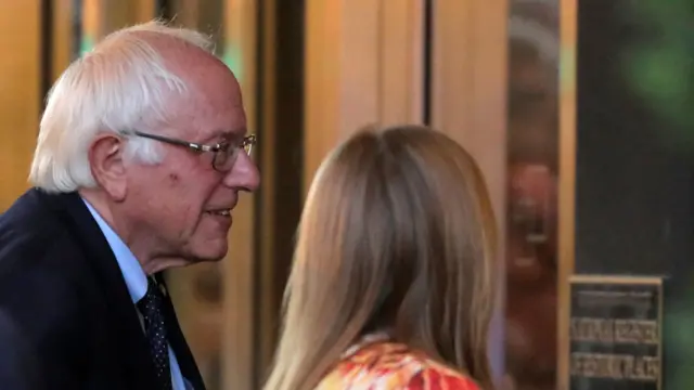 Bernie Sanfers y su esposa