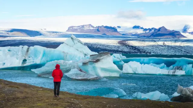 Persona frente a glaciares
