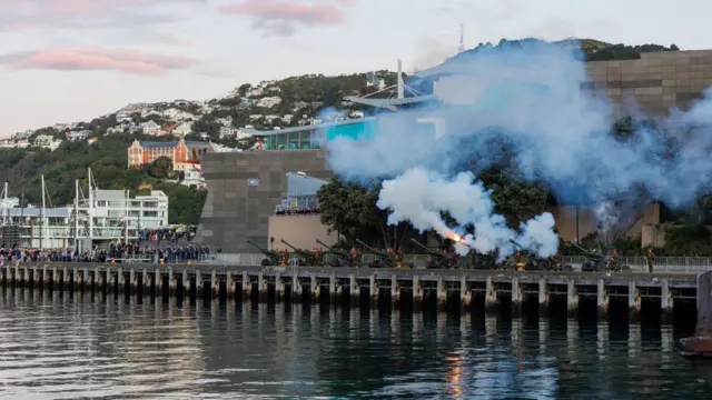 En la capital de Nueva Zelanda, Wellington, dispararon 96 salvas para conmemorar la muerte de la reina Isabel II.