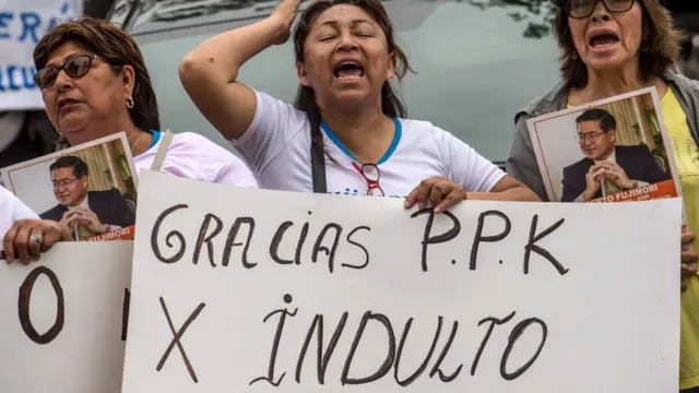 Tres mujeres con una pancarta que dice "Gracias PPK por el indulto".
