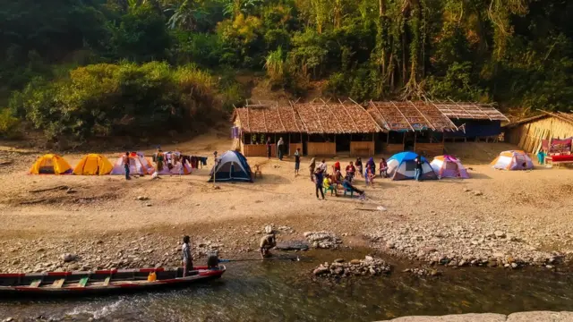 পাহাড়ে ক্যাম্পিং করে থাকার ব্যবস্থা