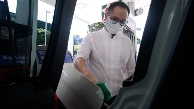 Nhân viên bất động sản như Justin Quek hiện phải trả 25% ngân sách hàng tháng cho xăng xe