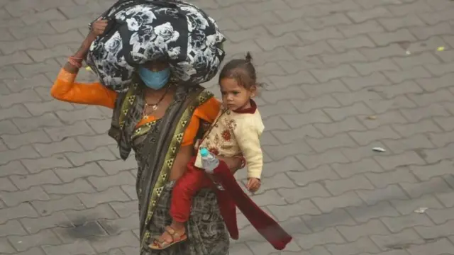 માતા પોતાનાં બાળકની સાથે