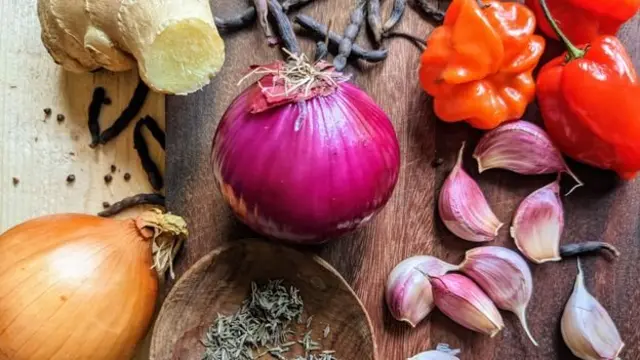 Le plat est parfumé au gingembre, à l'ail, au thym, aux oignons, aux grains de selim et aux piments Scotch bonnet