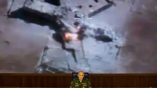 記者団にシリアでの空爆について説明するロシア国防省幹部（10日）