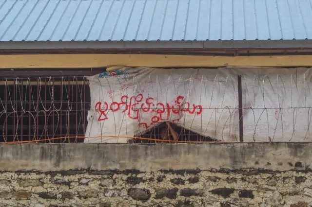 နိုင်ငံတော် သမ္မတက ခွင့်ပြုလိုက်တဲ့လွတ်ငြိမ်းသက်သာ ခွင့်မှာ သူတို့ တန်းတူ အခွင့်ရေးရဖို့ တောင်းဆို တာပါ။